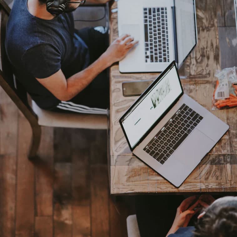 Travail sur un site internet avec un ordinateur portable